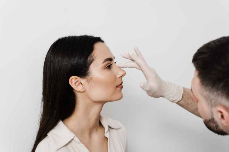 Medical illustration showing a deviated nasal septum and its effect on airflow.