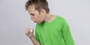 What are the symptoms of bronchiolitis in infants and adults, and how is it treated?